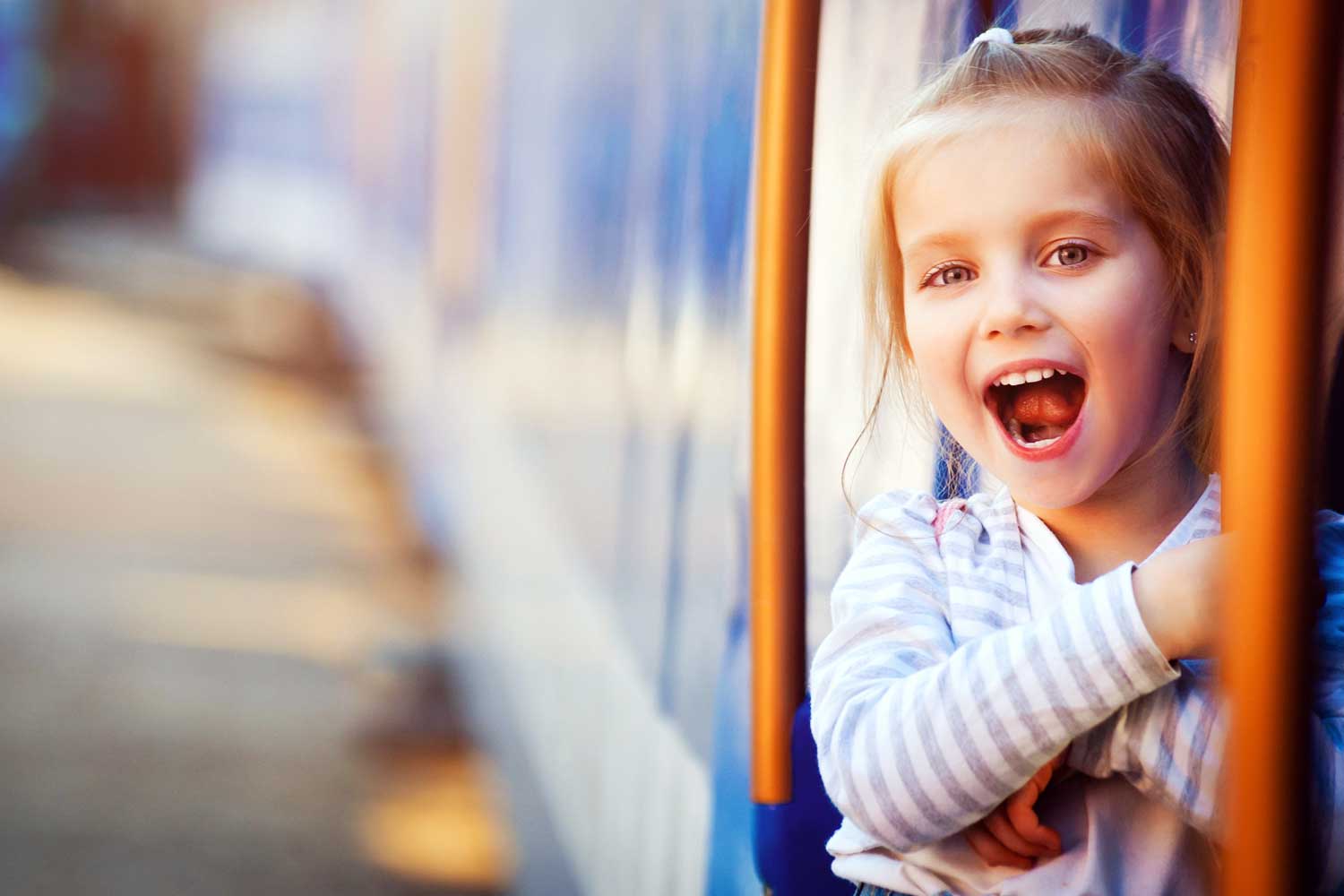 Bambina su un treno