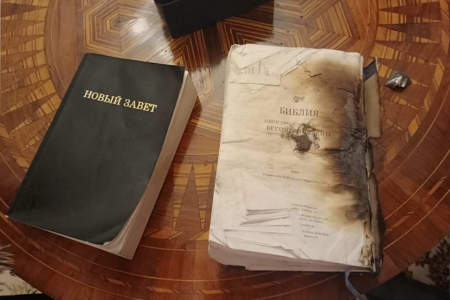 Bibbie ritrovate nelle case bruciate dai soldati russi a Bucha, ora custodite nella Nunziatura di Kiev