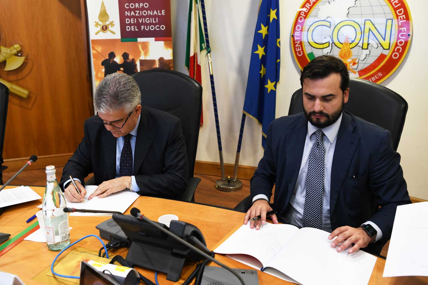 Luigi Ferraris, Amministratore Delegato del Gruppo FS, con il Sottosegretario di Stato Carlo Sibilia, in occasione della firma del Protocollo d'Intesa tra Gruppo FS e Dipartimento Vigili del Fuoco