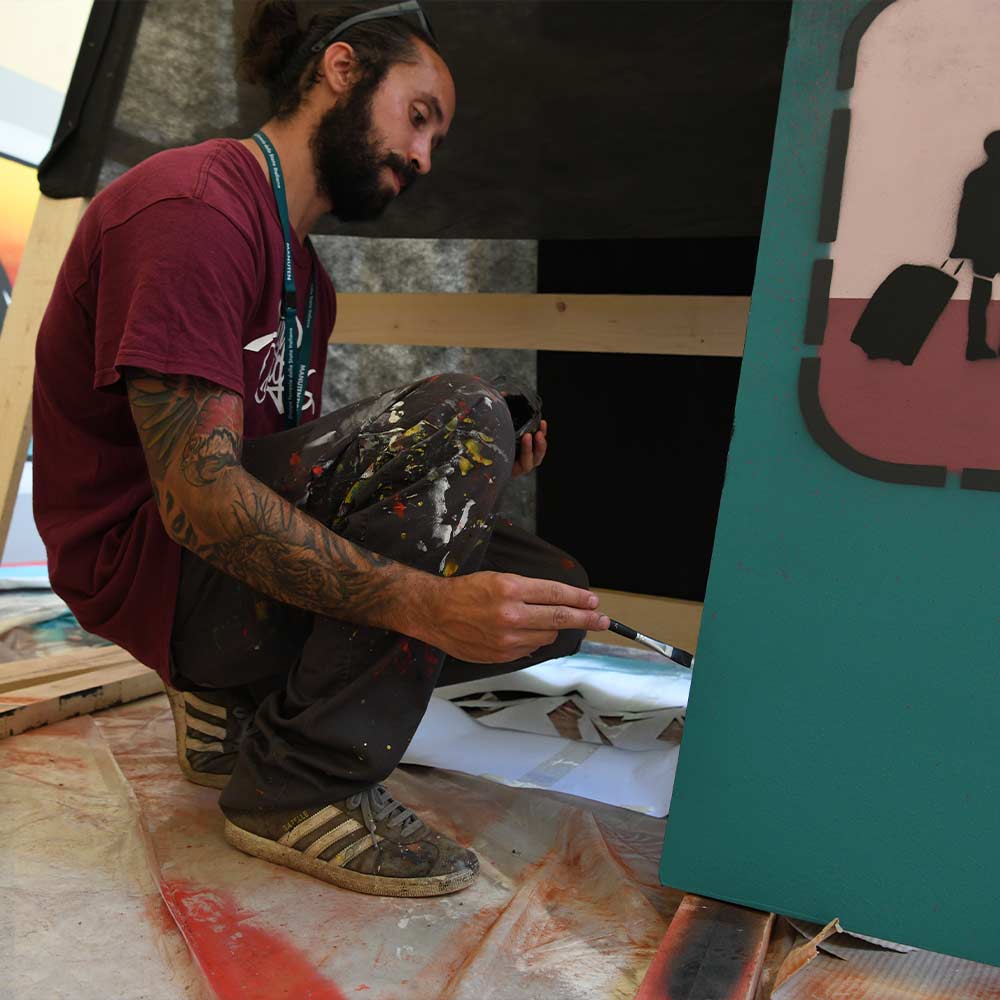 L'artista dipinge un'opera