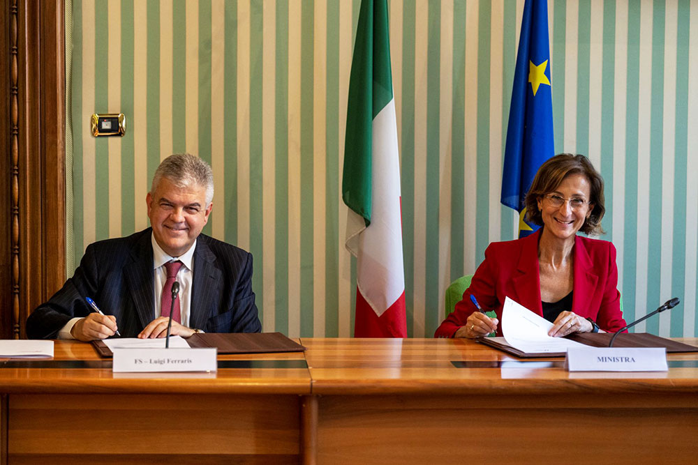 Luigi Ferraris, AD di FS, firma con la Ministra Marta Cartabia il protocollo d’intesa col Ministero della Giustizia 