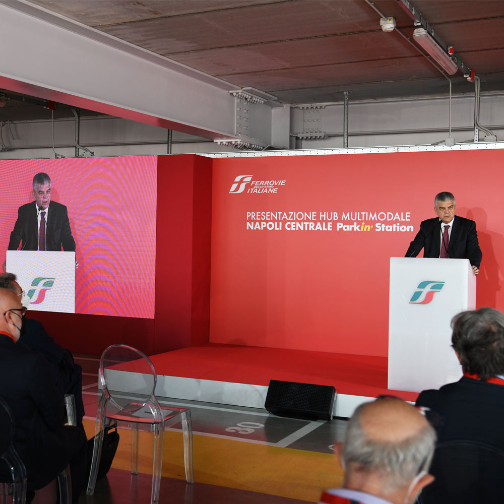 Luigi Ferraris, AD del Gruppo FS, sul palco nel corso della presentazione del Parkin' Station di Napoli
