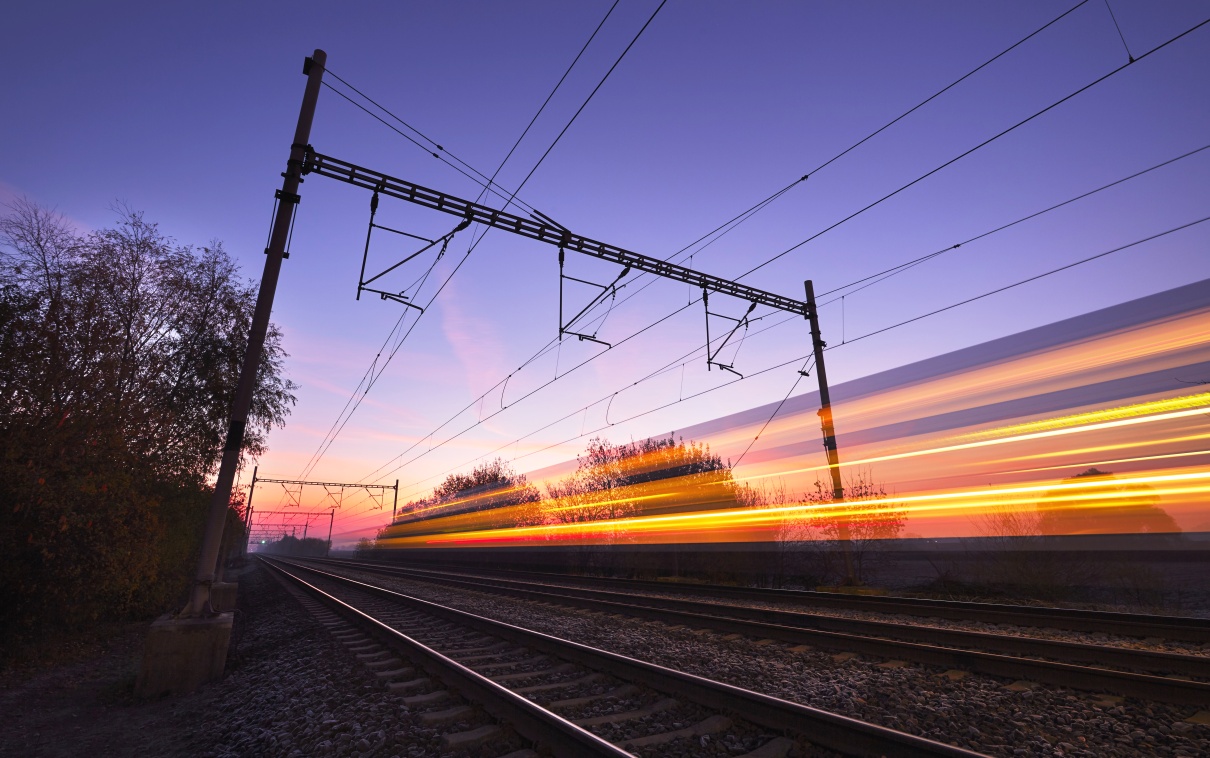 Passaggio treno sui binari