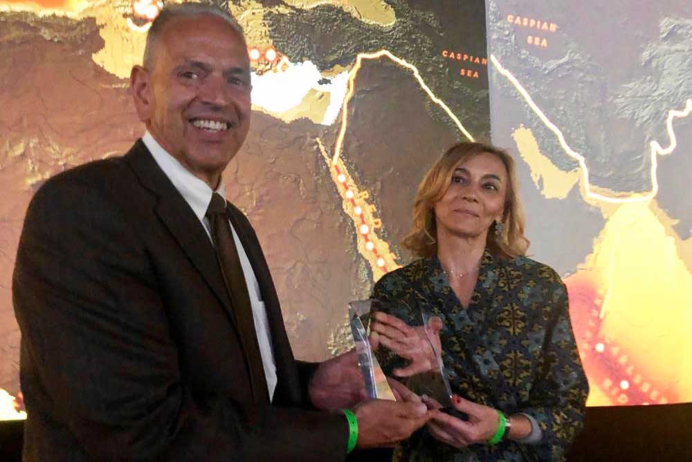 Sara Venturoni, responsabile Direzione Stazioni di RFI, riceve il premio ESRI