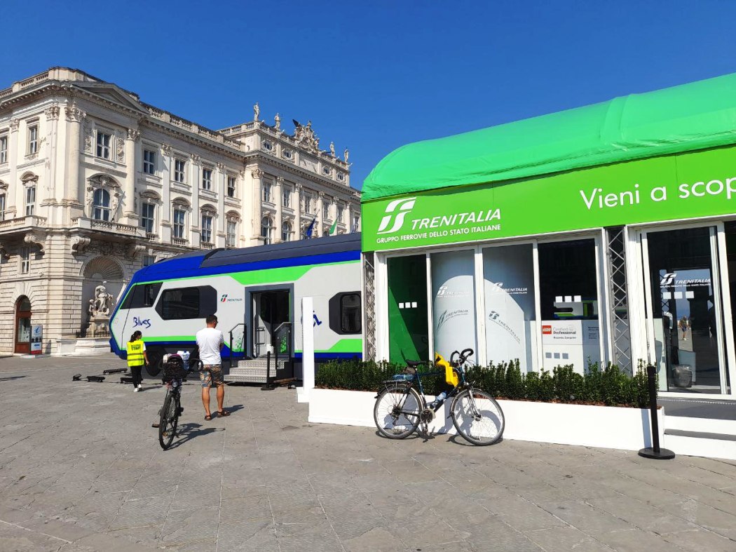 Villaggio Trenitalia treno Blues