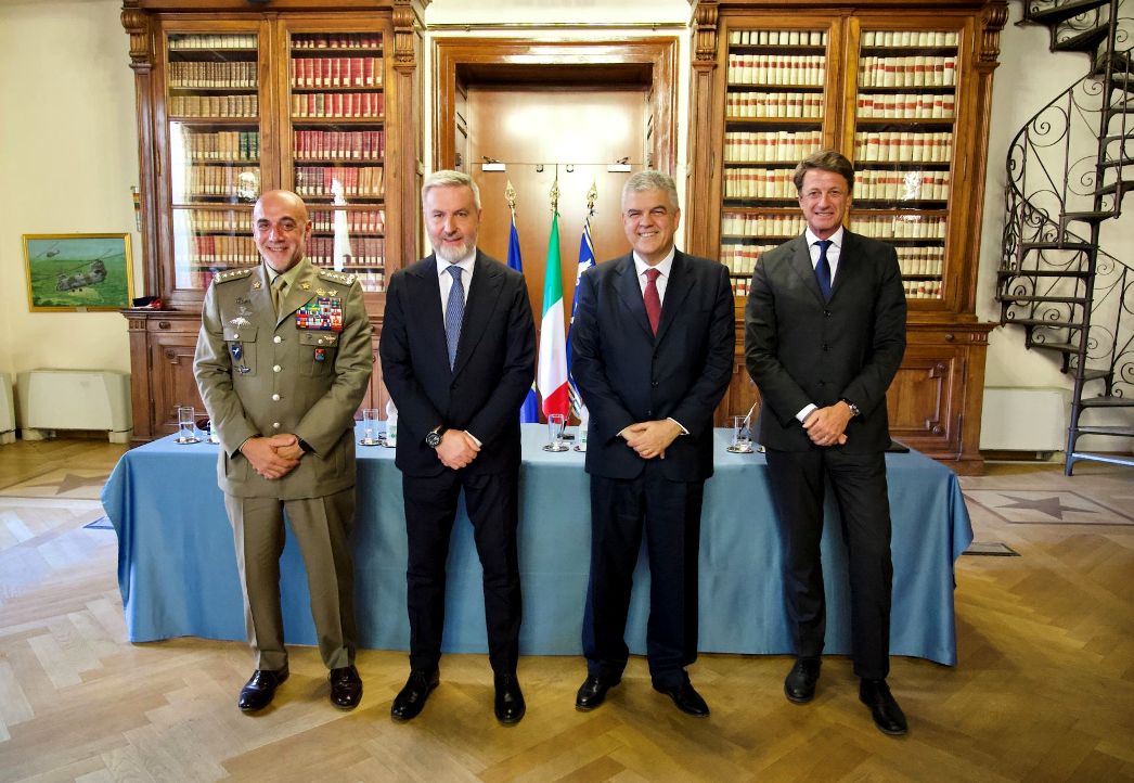 Foto di gruppo accordo tra Ministero della Difesa e Trenitalia (Gruppo FS)