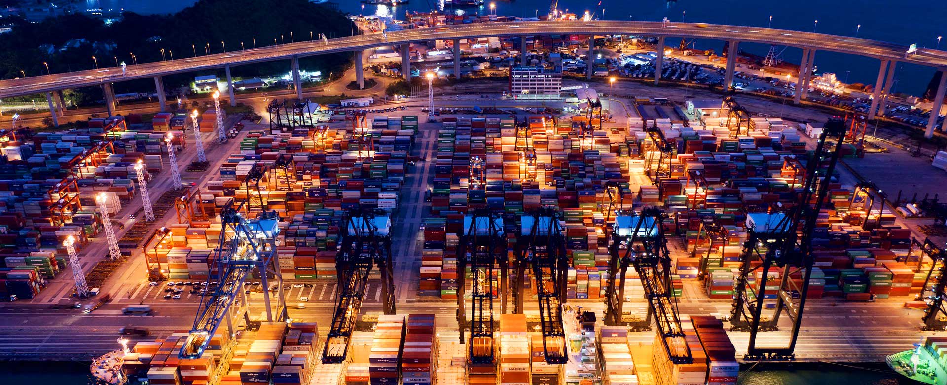 Immagine di un porto merci