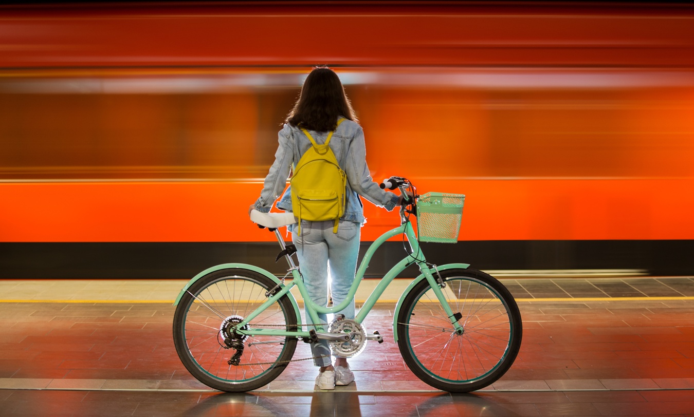 Ragazza con bicicletta