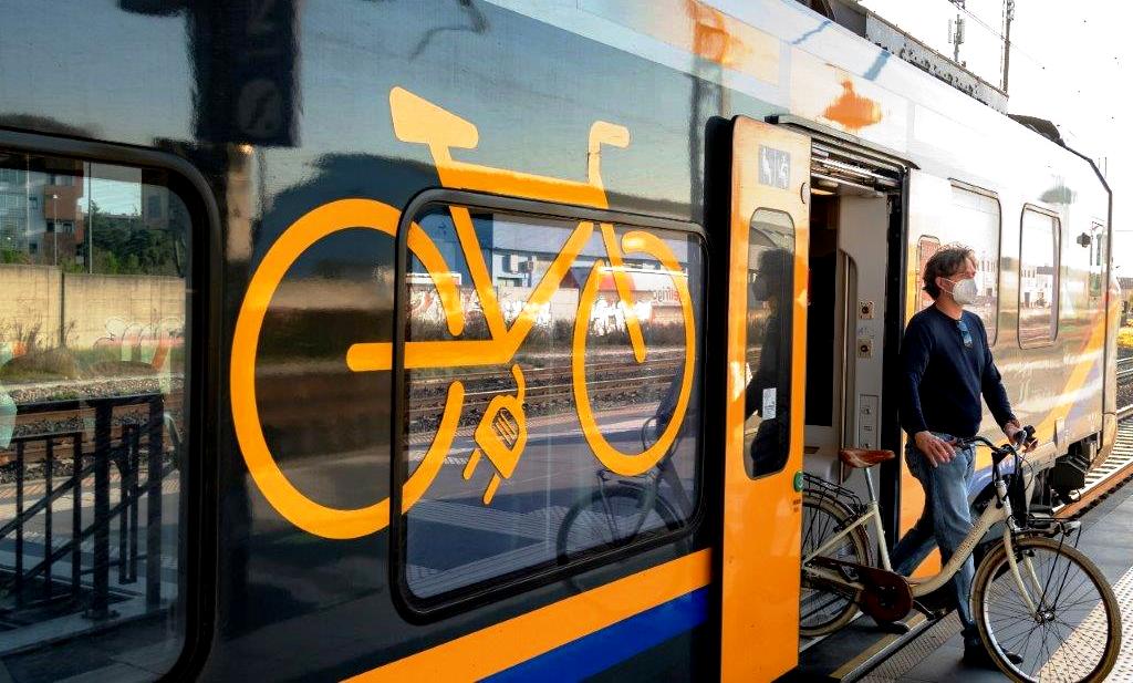 Passeggero in bici su treno regionale