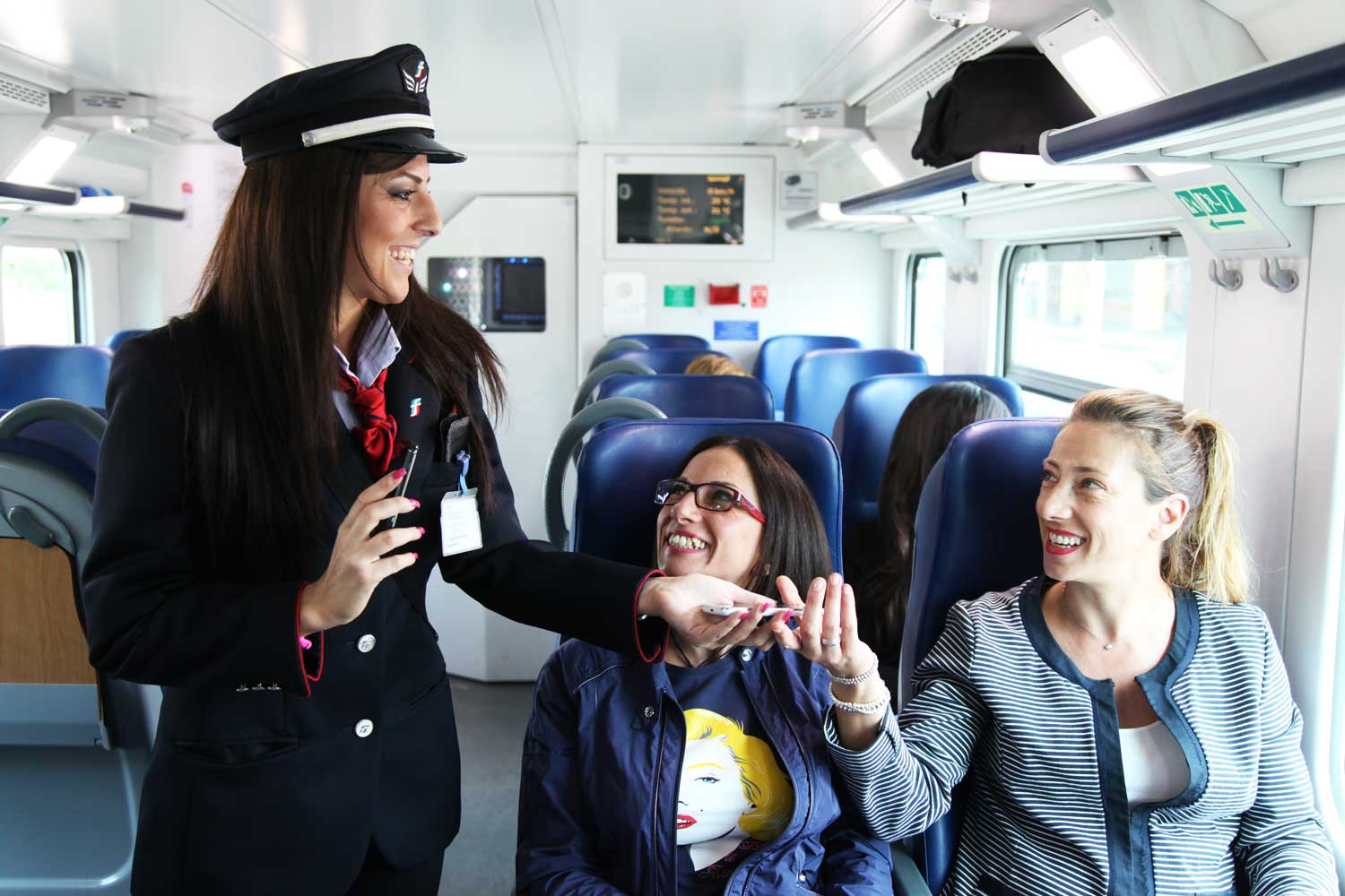 Passeggeri a bordo di un treno regionale di Trenitalia
