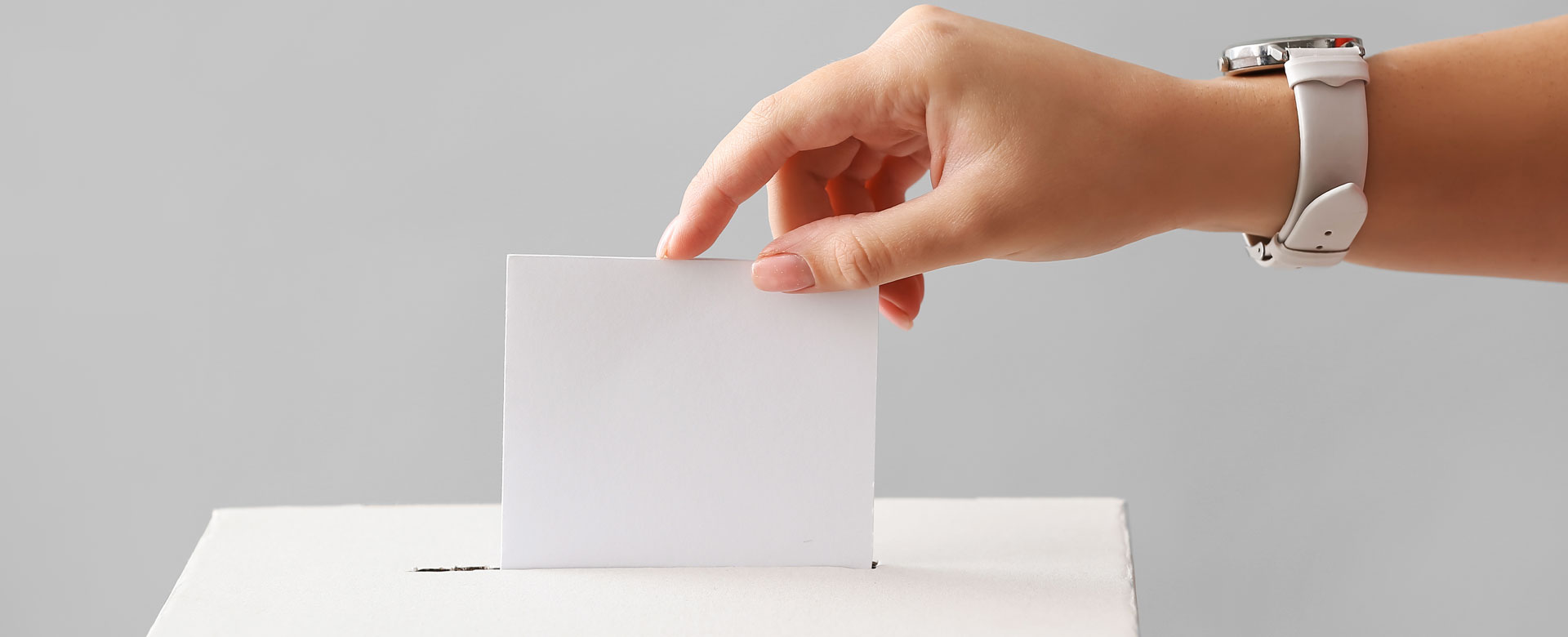 Ragazza inserisce scheda elettorale nell'urna