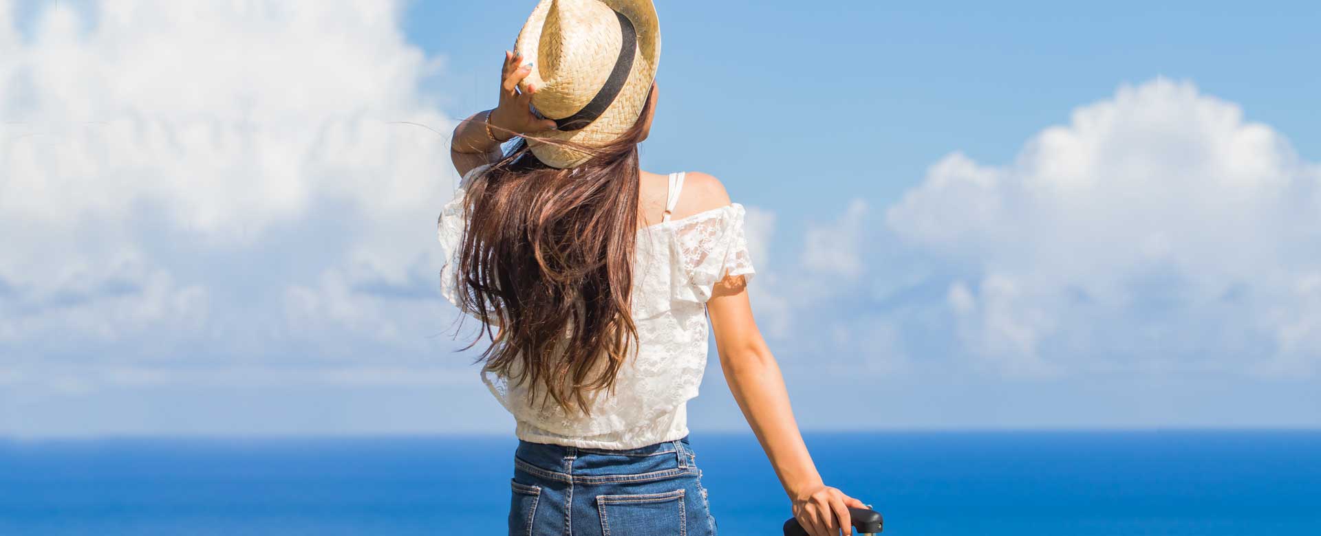 Ragazza con trolley sulla spiaggia