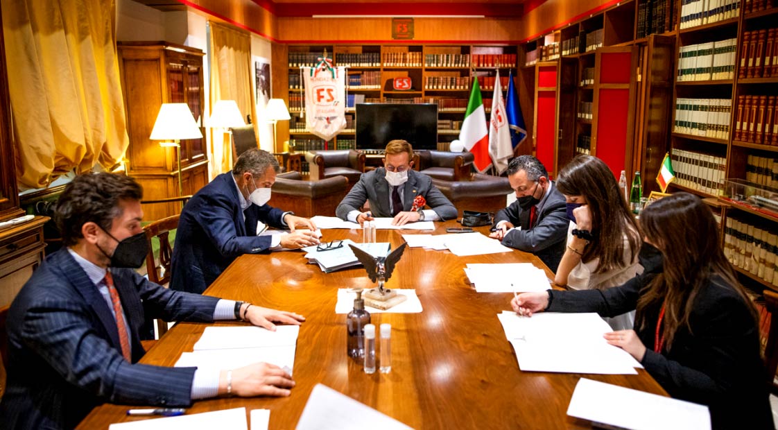 Firma accordo Duegi Editrice e Fondazione FS Italiane