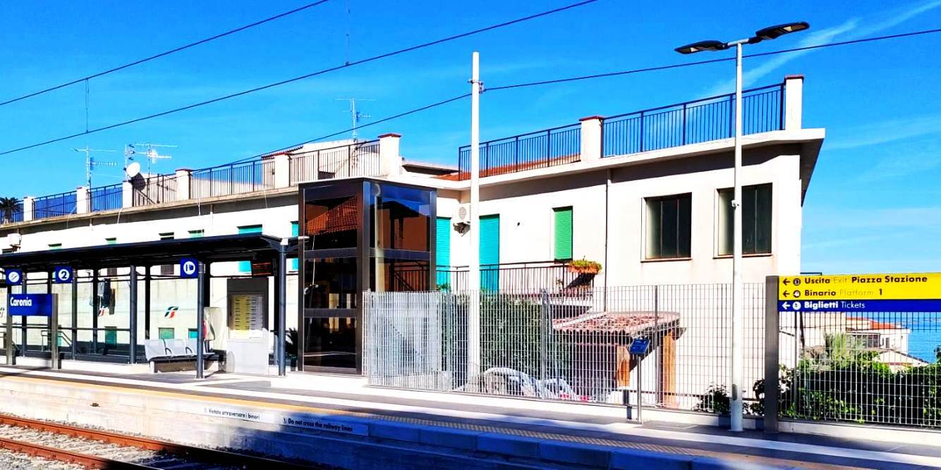 Stazione ferroviaria di Caronia