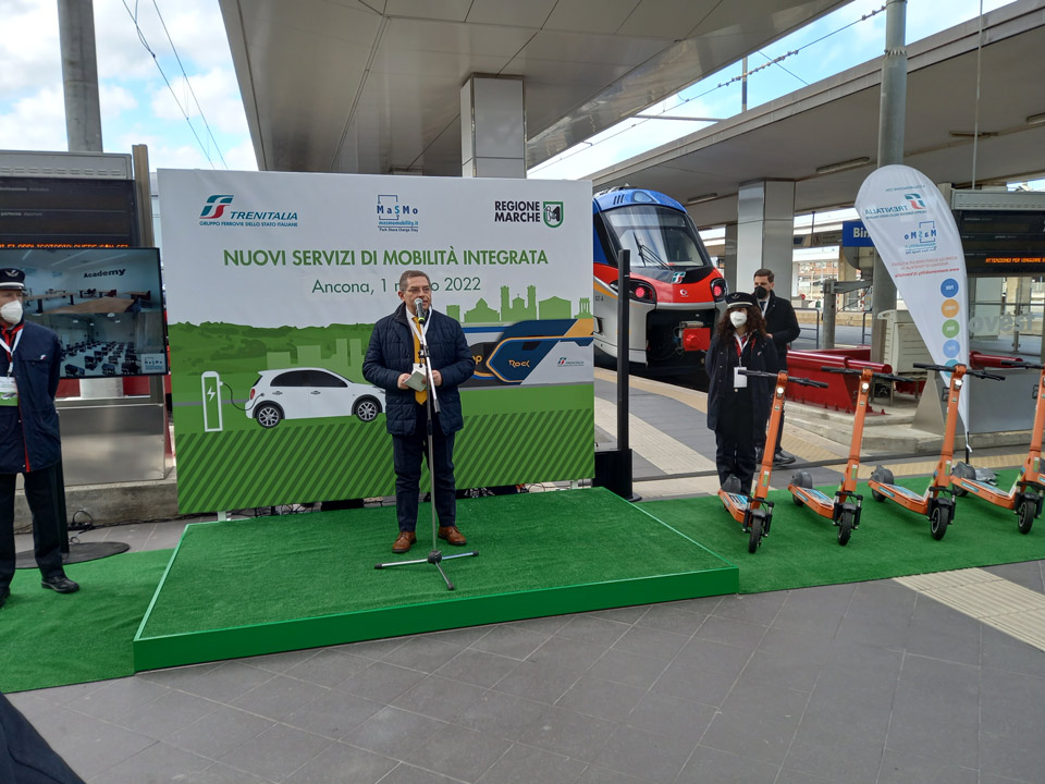 Il Direttore Regionale Marche di Trenitalia, Fausto Del Rosso, alla stazione di Ancona per la presentazione della partnership tra Trenitalia e MaSMo