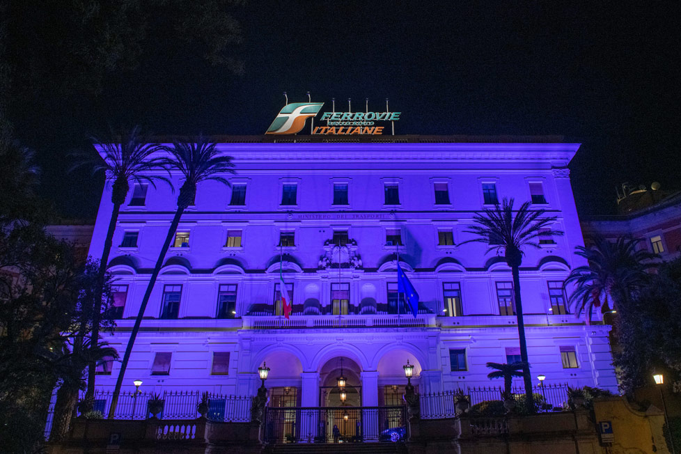 La sede centrale del Gruppo FS a Roma illuminata di lilla per la Giornata nazionale del fiocchetto lilla. Foto Renato Piccini