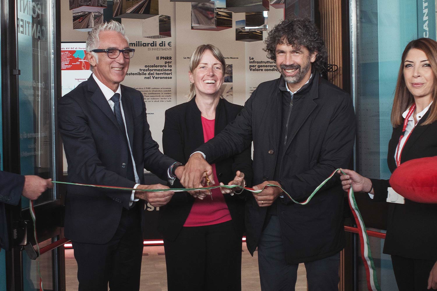 Il vicedirettore generale RFI Vincenzo Macello, il sindaco Damiano Tommasi e il vicepresidente e assessore regionale alle Infrastrutture e trasporti, Elisa De Berti., tagliano il nastro dell'infopoint di RFI alla stazione di Verona