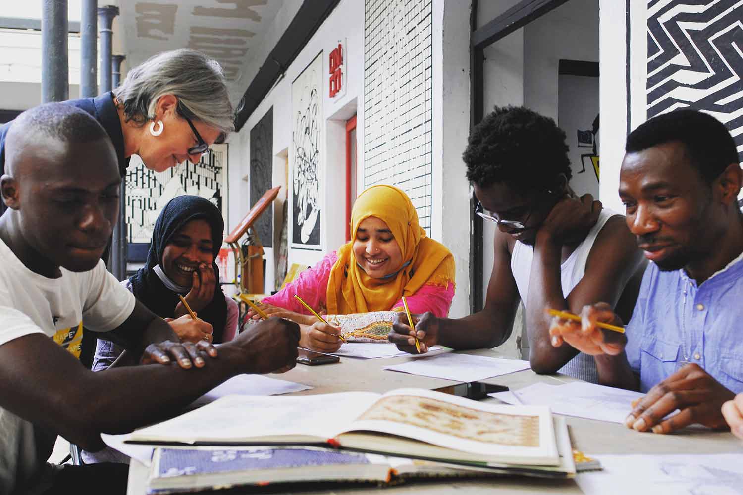 Una lezione della Scuola di moda gratuita con Clara Tosi Pamphili