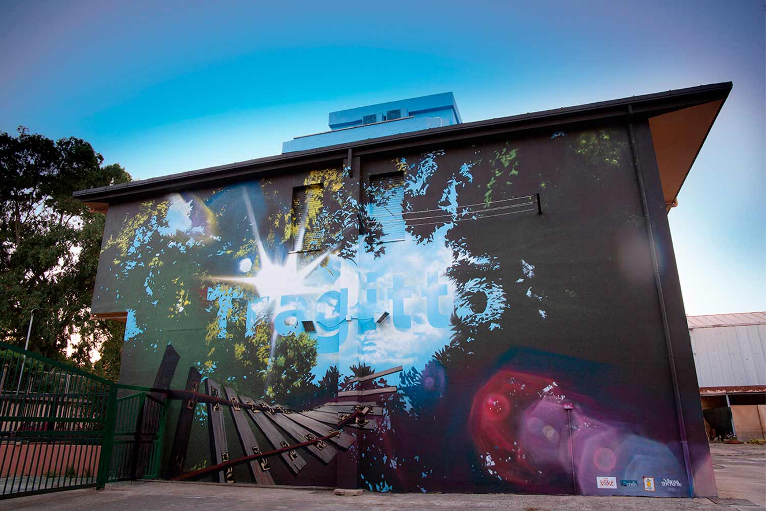 Il murales Tragitto realizzato dallo street artist Manu Invisible sulla facciata laterale dell’edificio che ospita l’Help Center di Cagliari