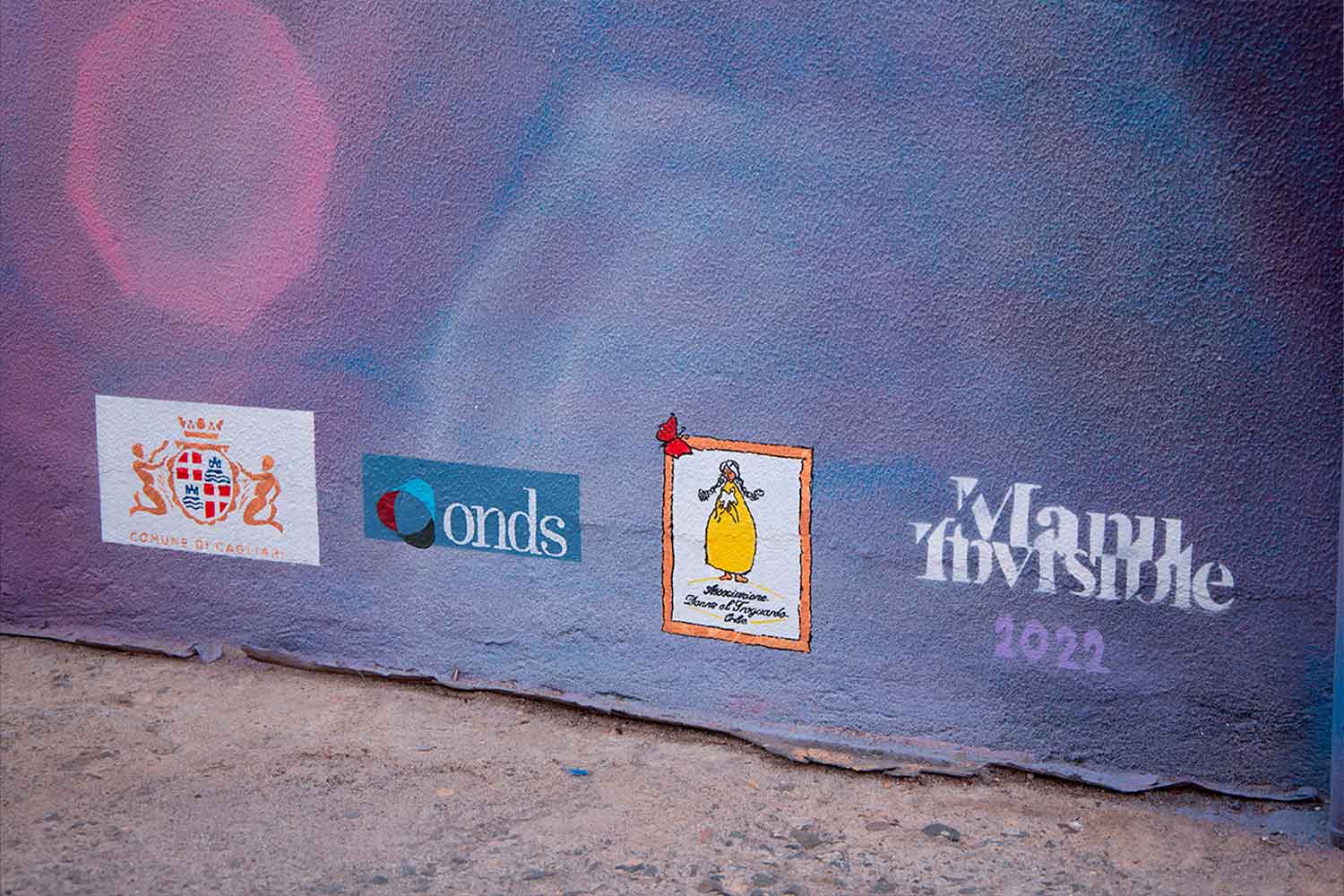 Il murales Tragitto realizzato dallo street artist Manu Invisible sulla facciata laterale dell’edificio che ospita l’Help Center di Cagliari