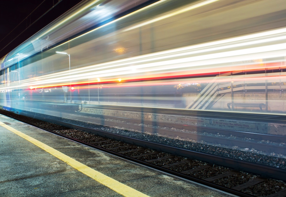 Immagine grafica treno, binari, stazione