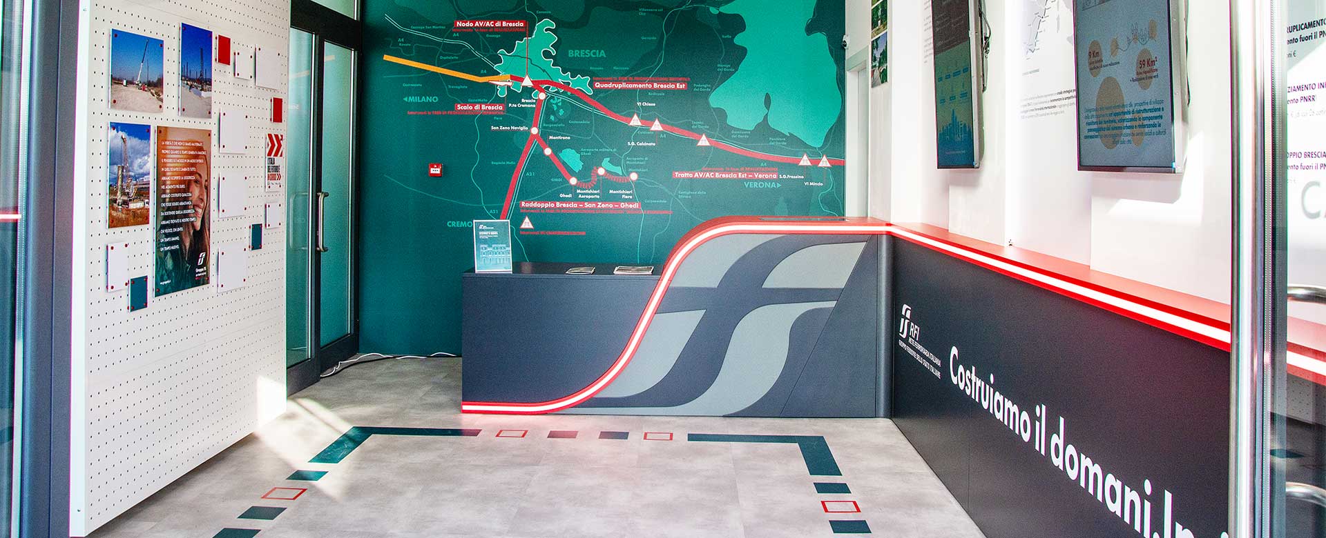 L'Infopoint di RFI presso la stazione di Brescia