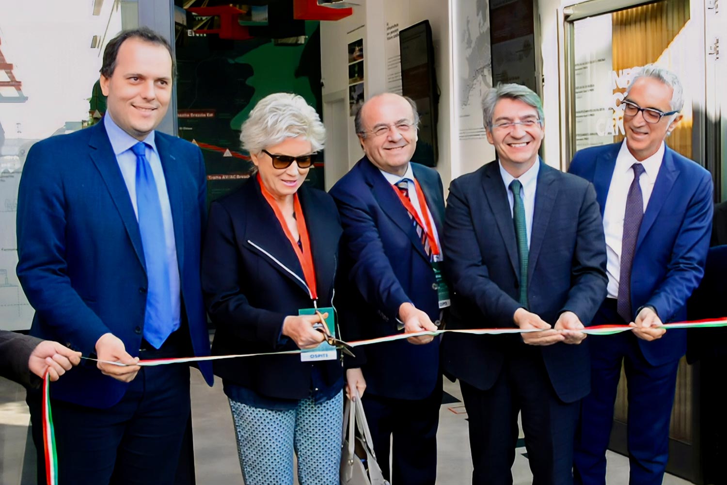 Il taglio del nastro del nuovo Infopoint di Brescia