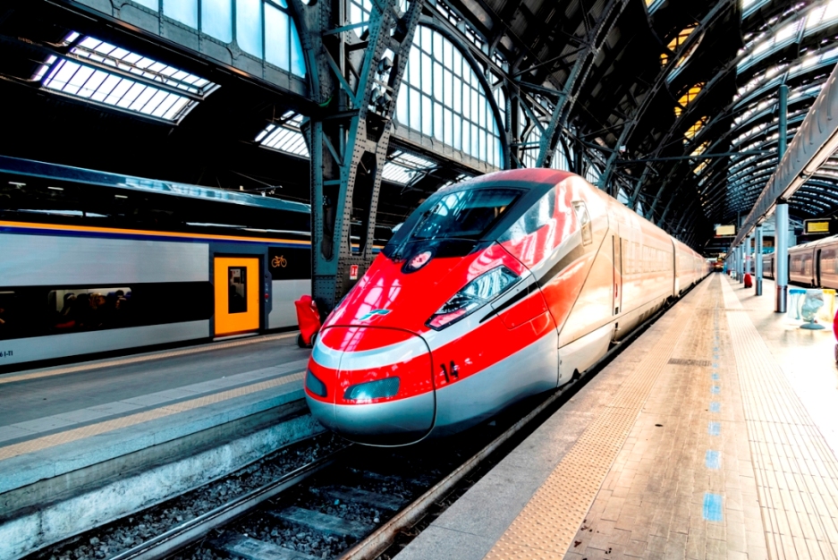 Frecciarossa e Regionale in stazione
