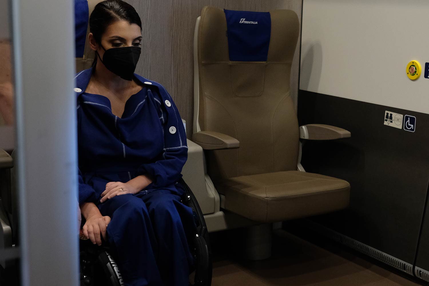 L’influencer Laura Miola a bordo del Frecciarossa come testimonial della partnership tra il Gruppo FS Italiane e la maison di moda Iulia Barton