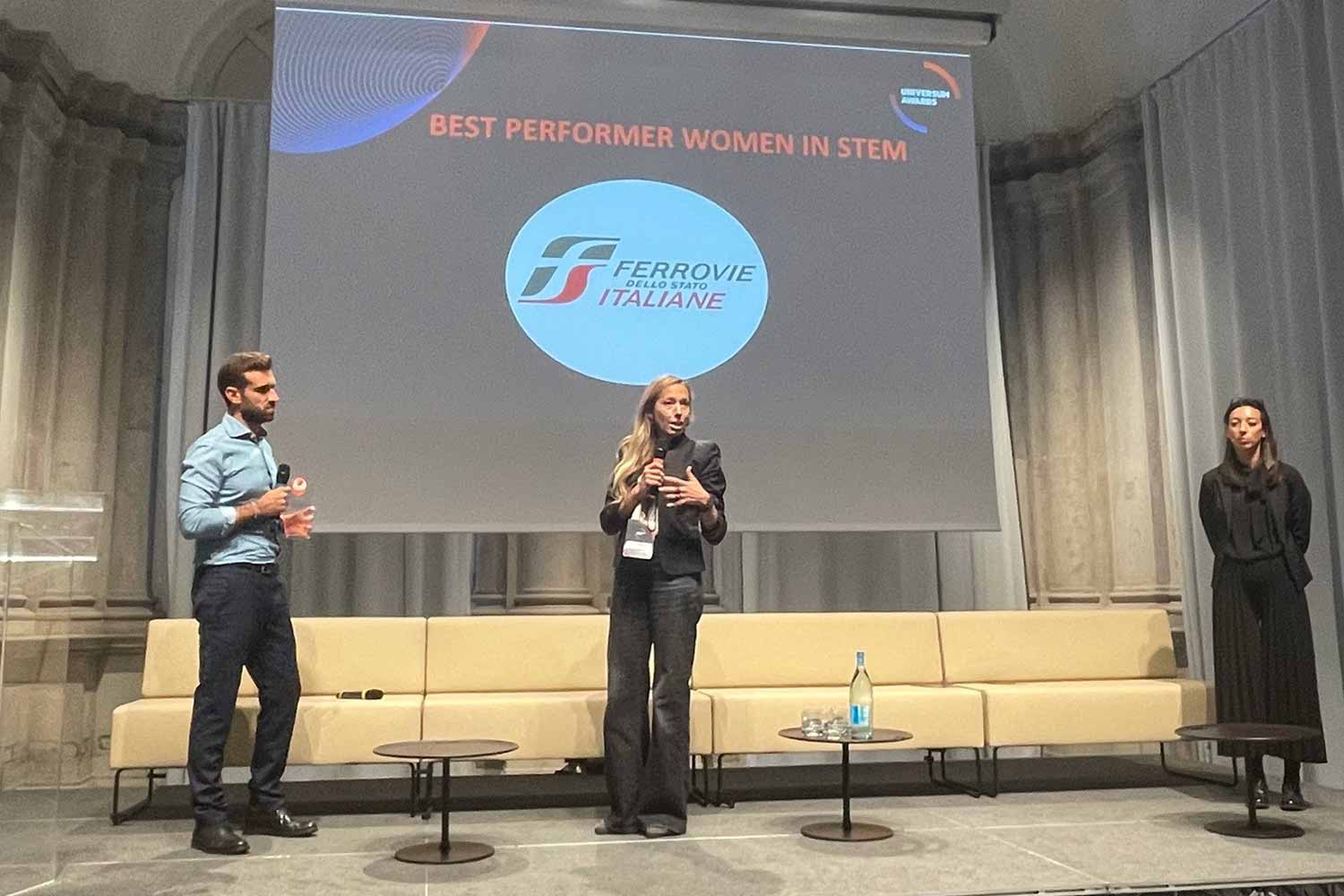 Paola Longobardo, Responsabile People Care del Gruppo FS, durante la premiazione agli Universum Awards Italy 2022