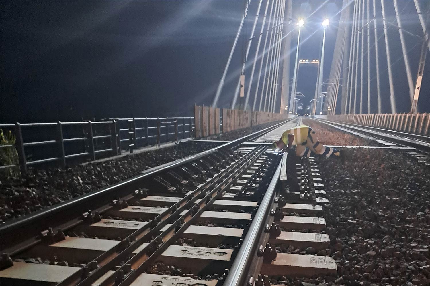 I lavori notturni sul Ponte del Po