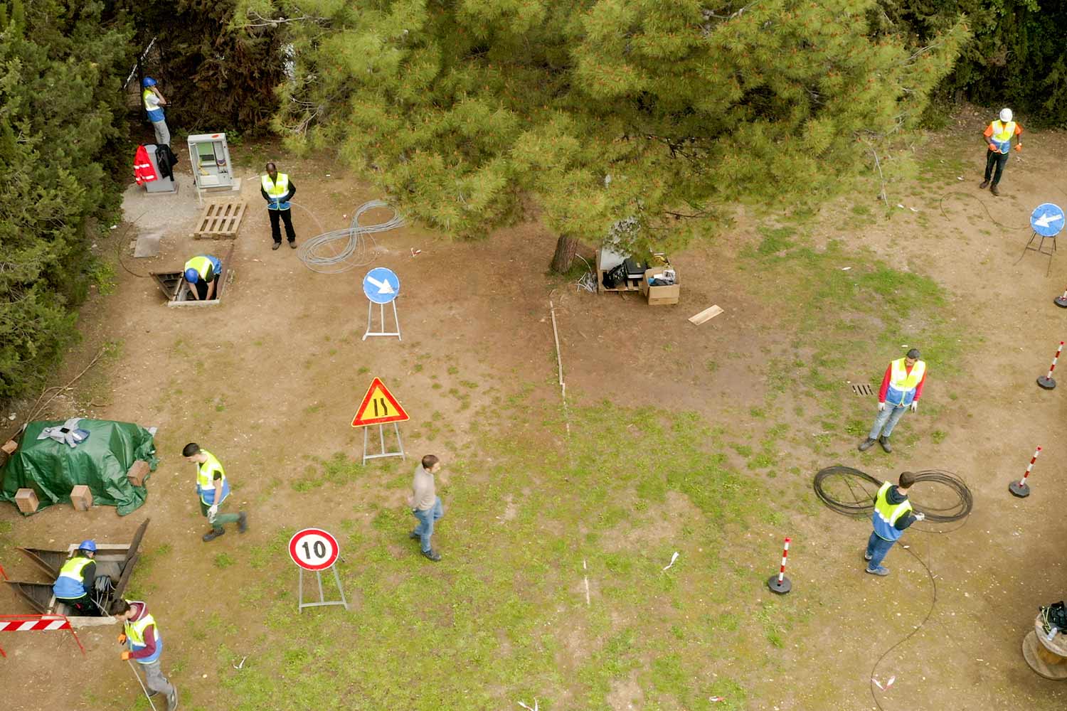 Posatori di fibra ottica impegnati nel progetto Distretto Italia di ELIS