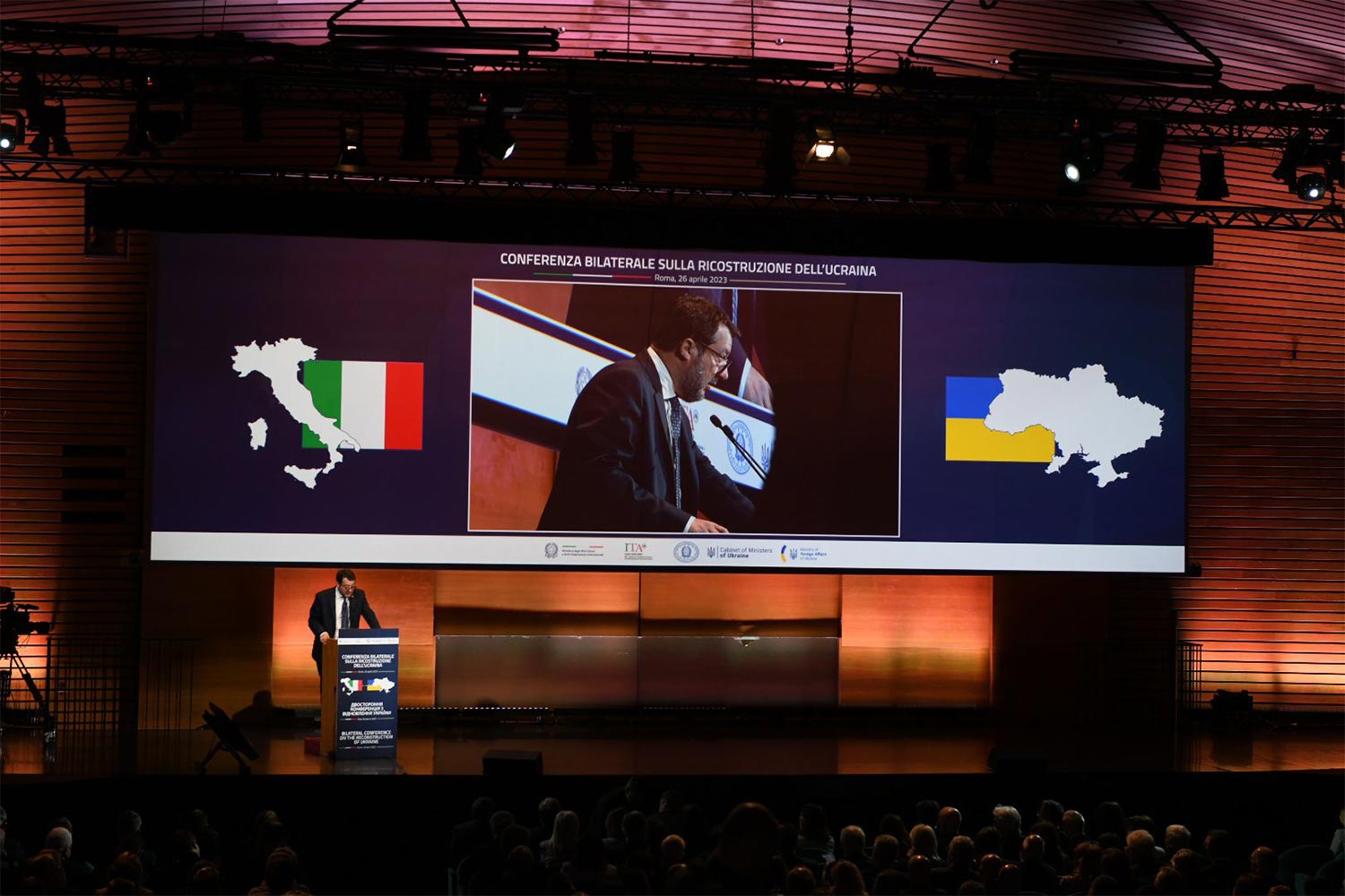 Matteo Salvini sul palco del bilaterale per l'Ucraina