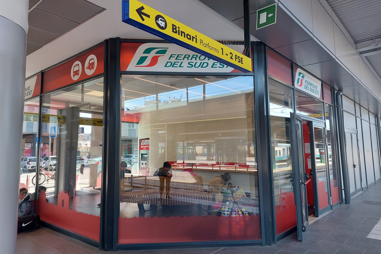 ferrovie del sud est sala attesa