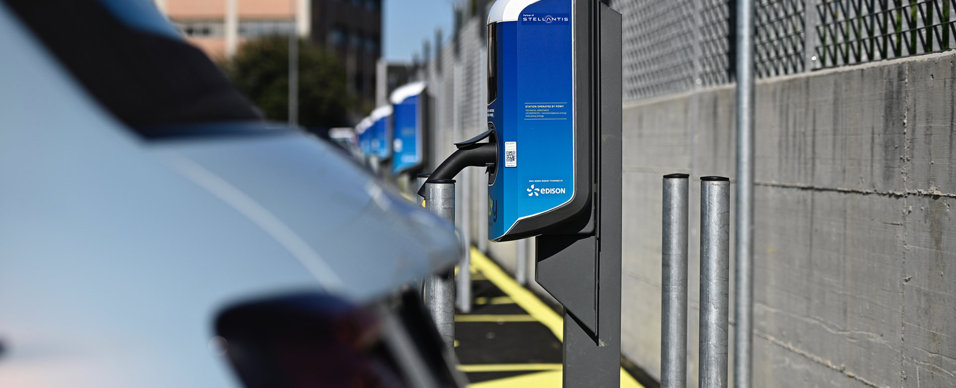 Colonnina di ricarica elettrica nel parcheggio Metropark di Pisa