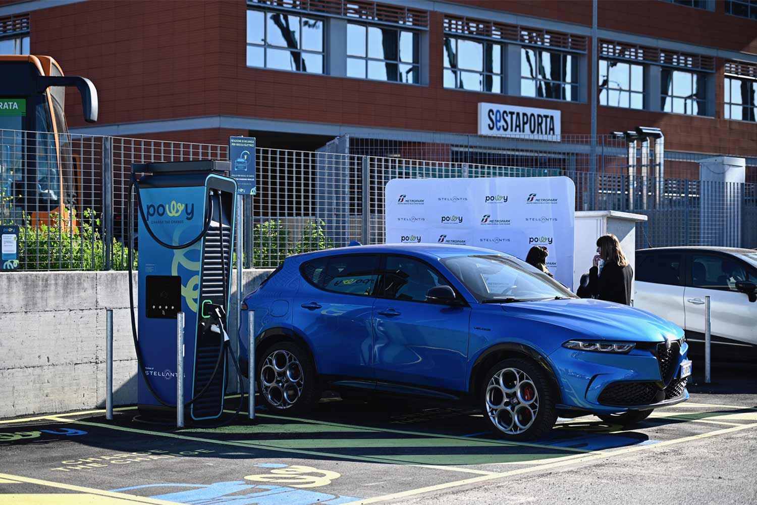 Auto elettrica in carica nel parcheggio Metropark di Pisa