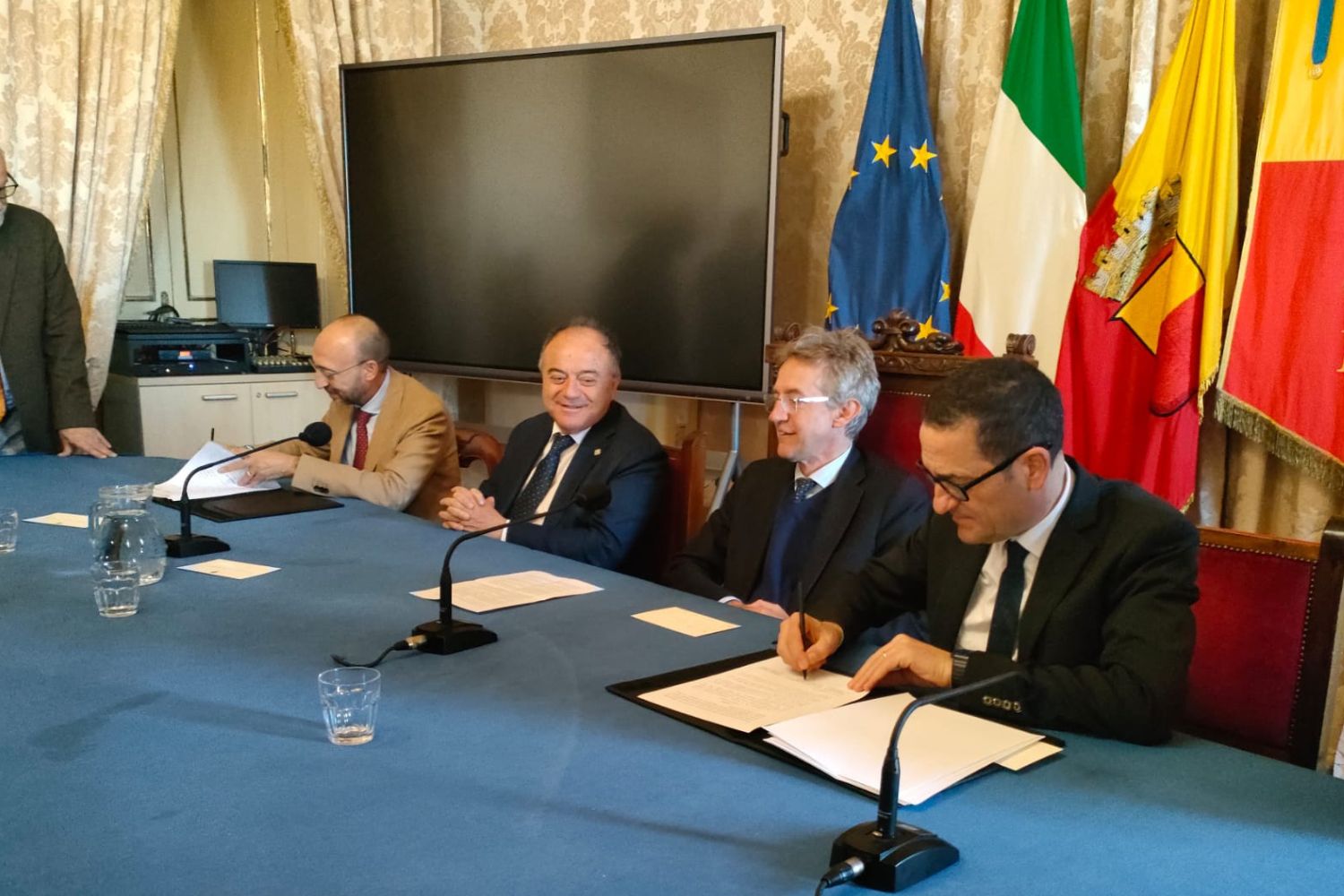 Firma protocollo d'intesa tra Comune di Napoli, FS Italiane e FS Sistemi Urbani 