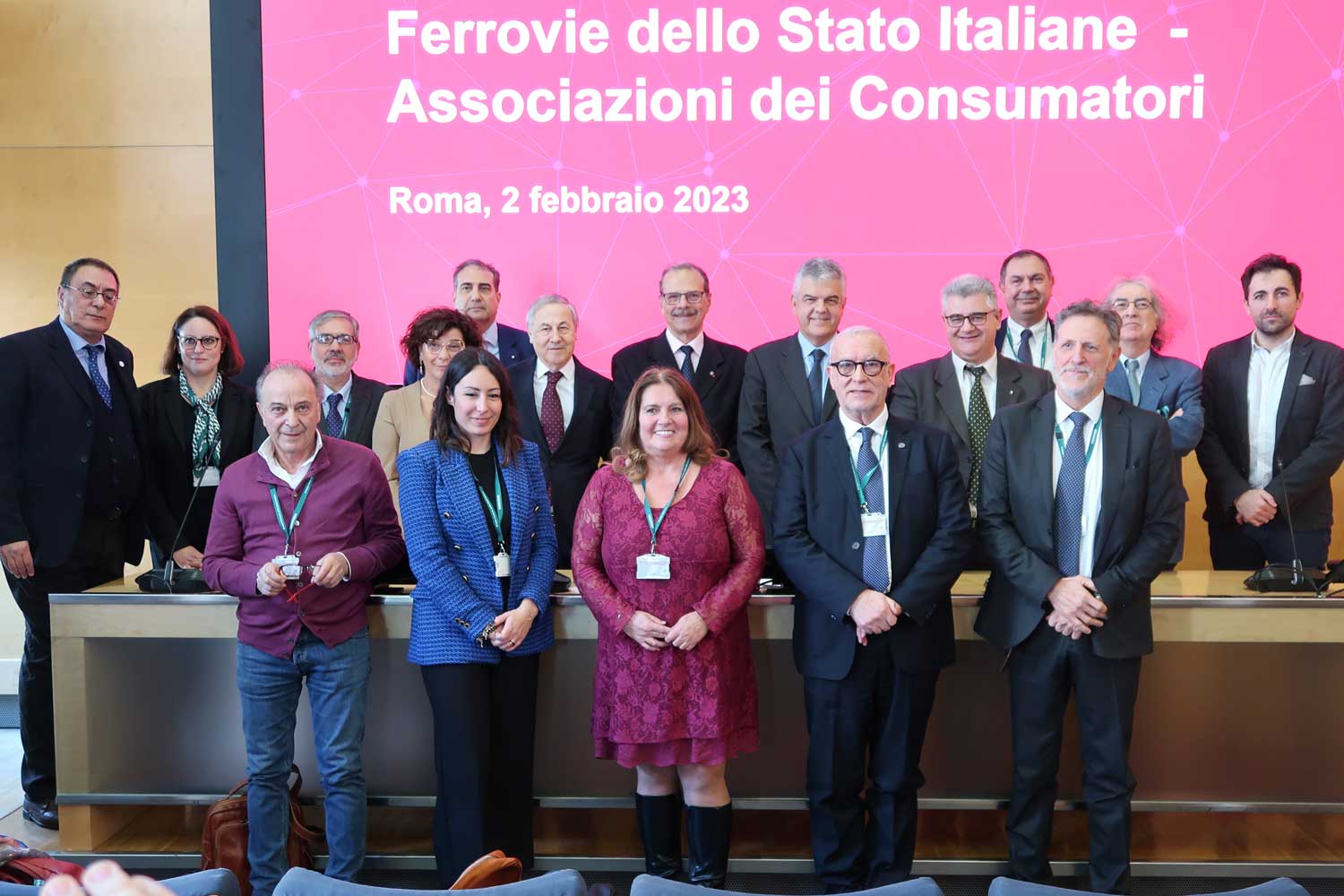 Luigi Ferraris, AD di FS Italiane, insieme ai rappresentanti delle Associazioni dei consumatori