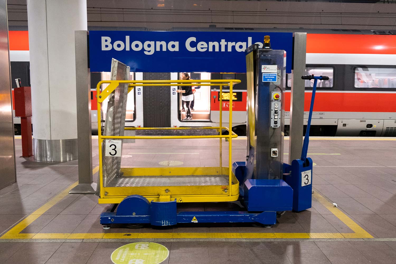 Carrello elevatore nella stazione di Bologna Centrale