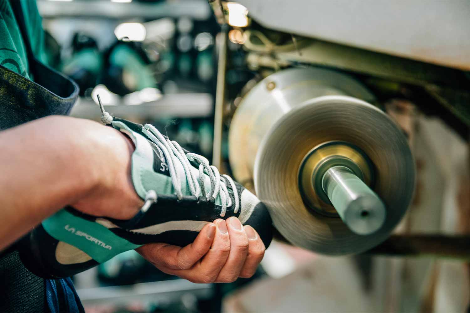 La realizzazione di una delle scarpe firmate La Sportiva