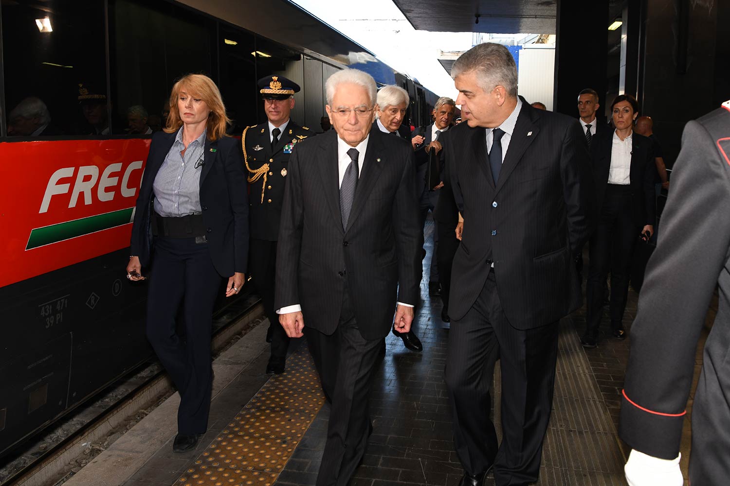Sergio Mattarella accolto da Luigi Ferraris a Roma Termini