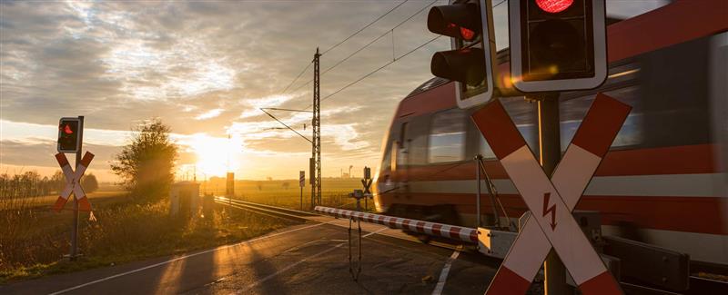 Passaggio a livello con treno in prossimità