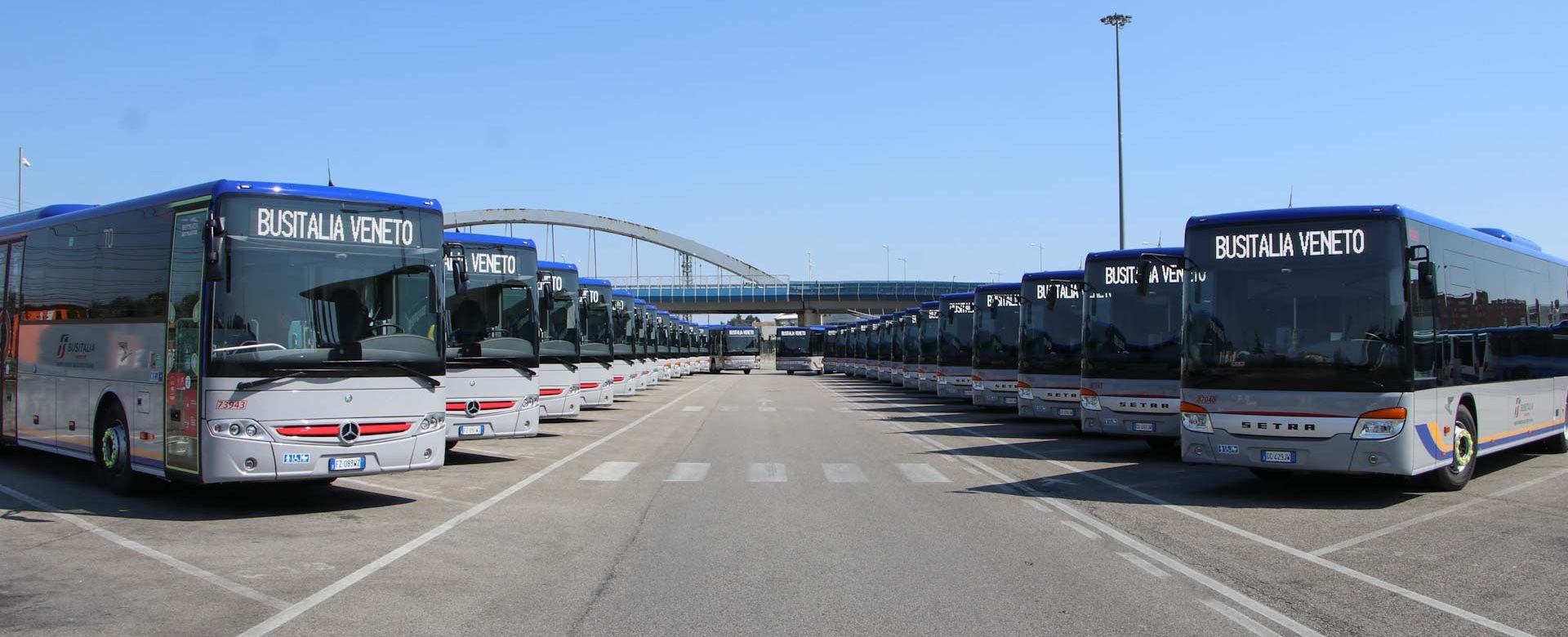Autobus parcheggiati in fila