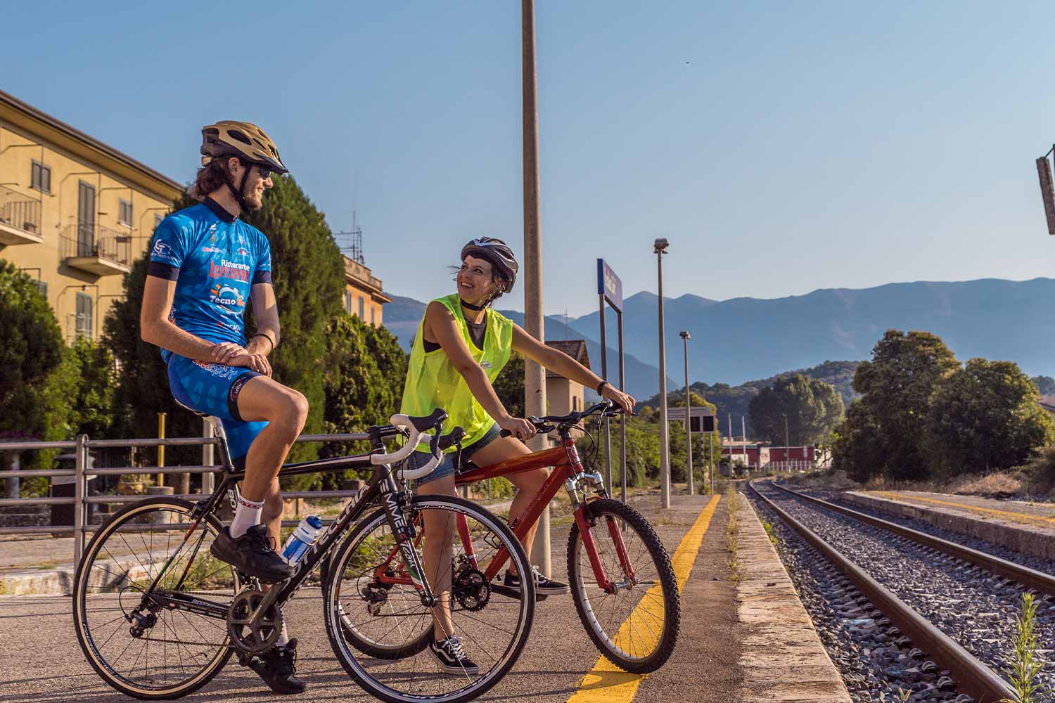 Due turisti in bicicletta nella stazione di Isola del Liri (Frosinone)