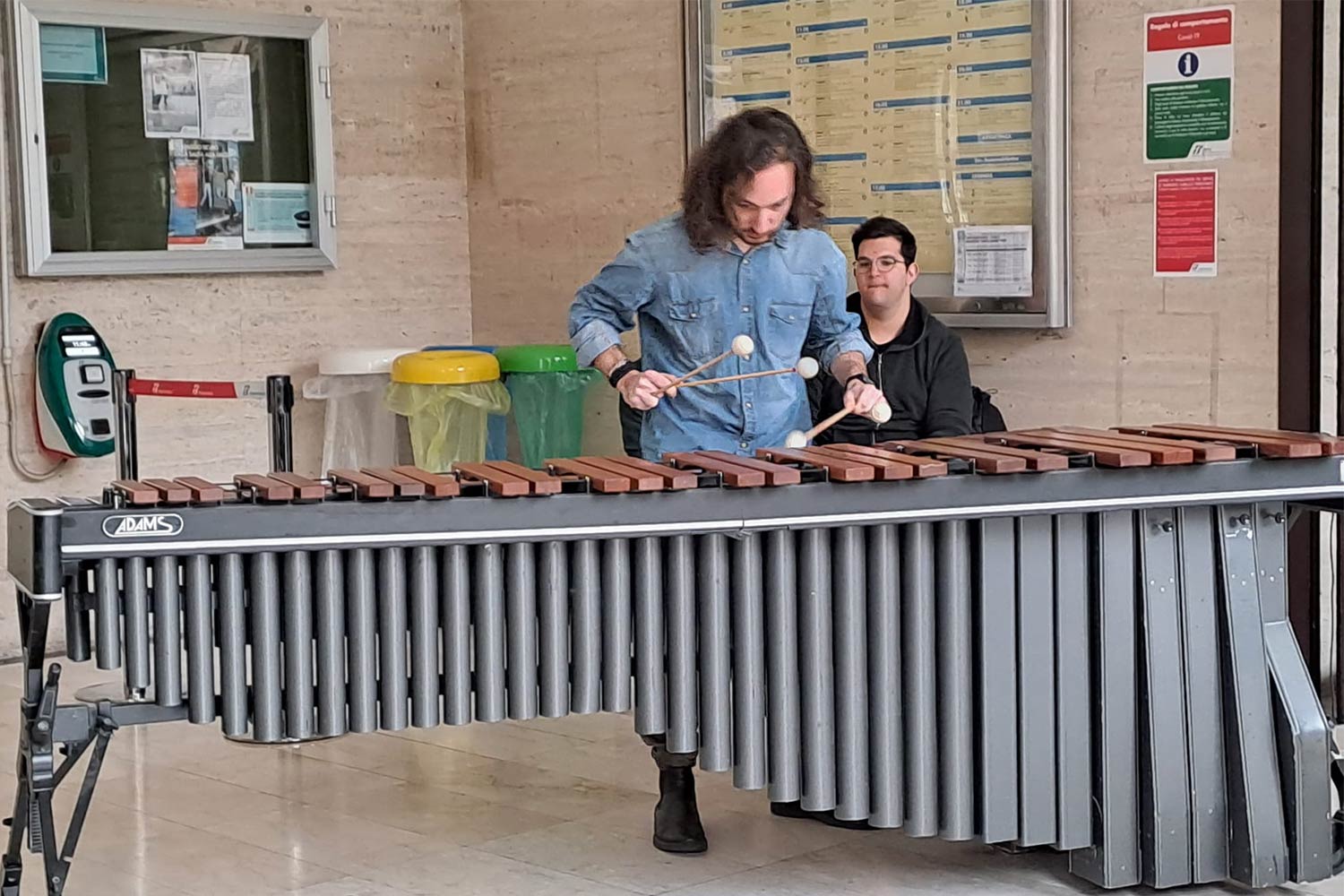 Foto percussionisti in stazione a Campobasso