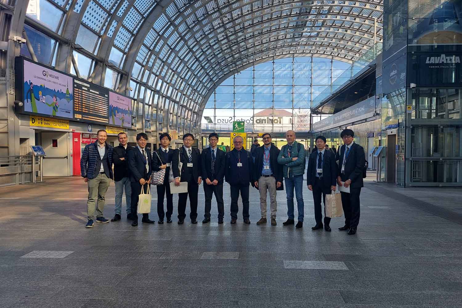 Foto della delegazione giappponese a Porta Susa