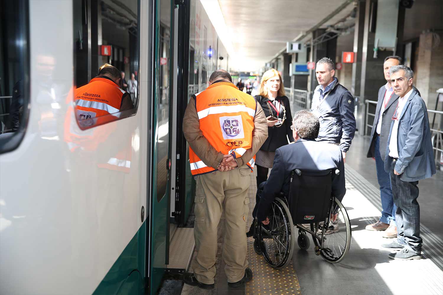 Un operatore della Sala Blu fornisce assistenza a un passeggero con ridotta mobilità © Archivio FS Italiane