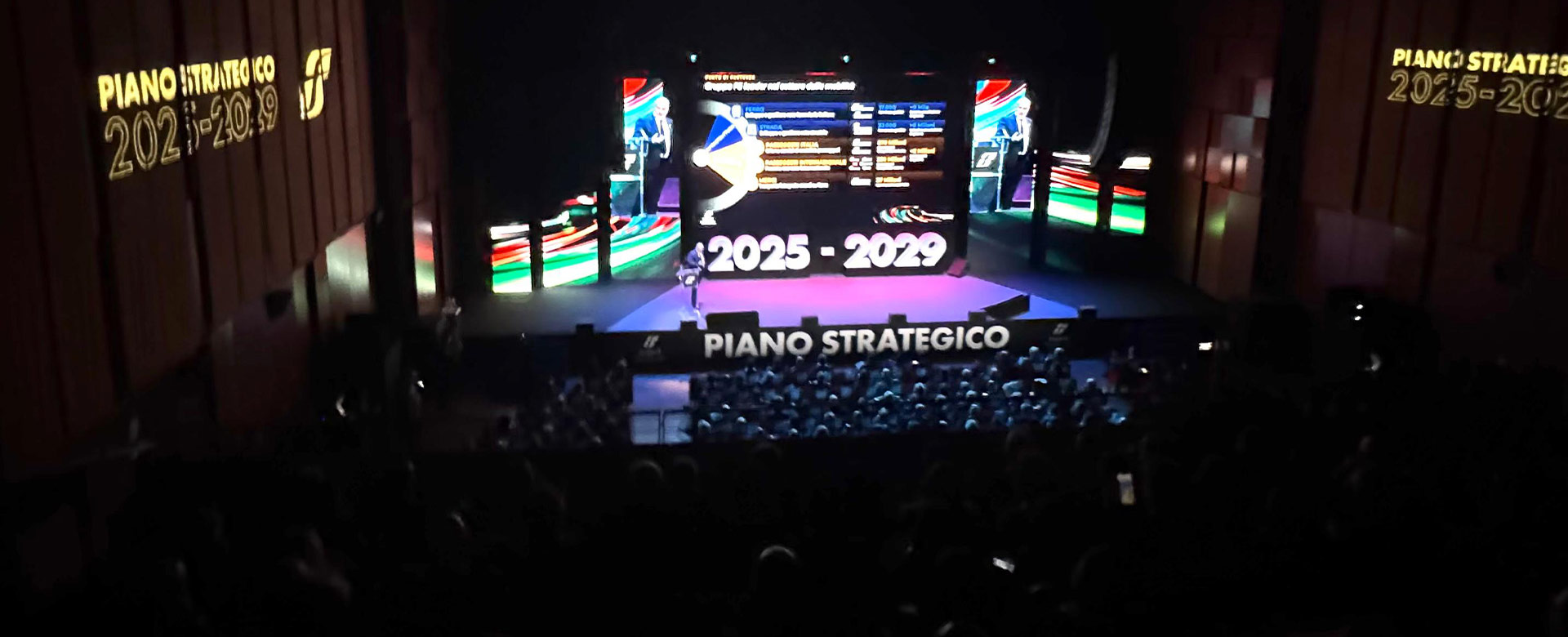 Il palco della presentazione del Piano