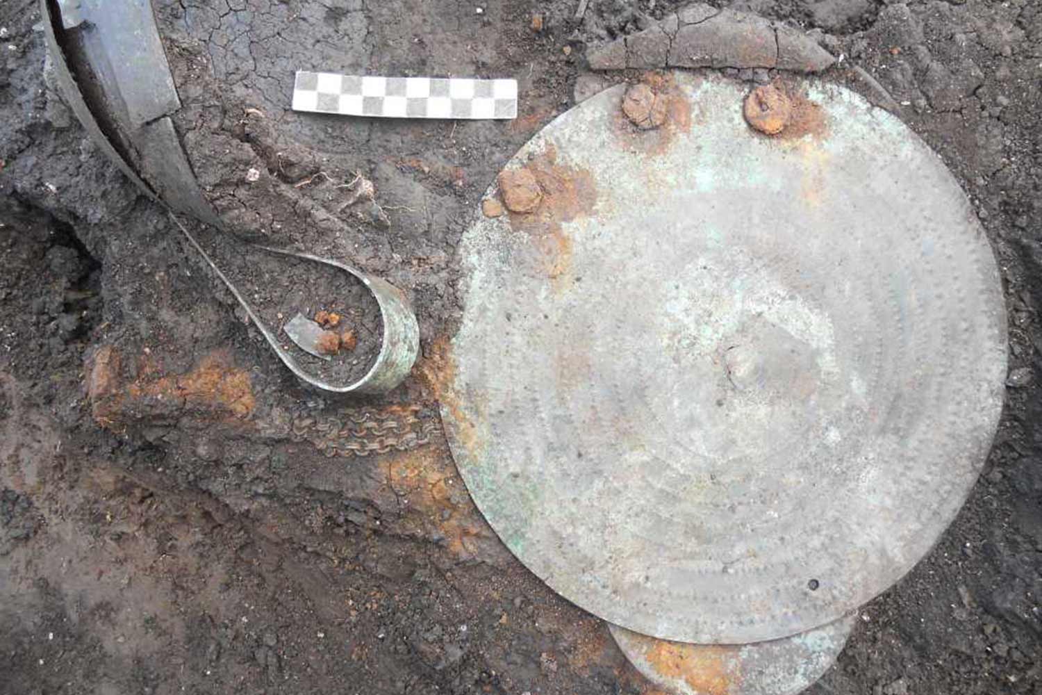 tomba principessa dettaglio disco in lamina di bronzo
