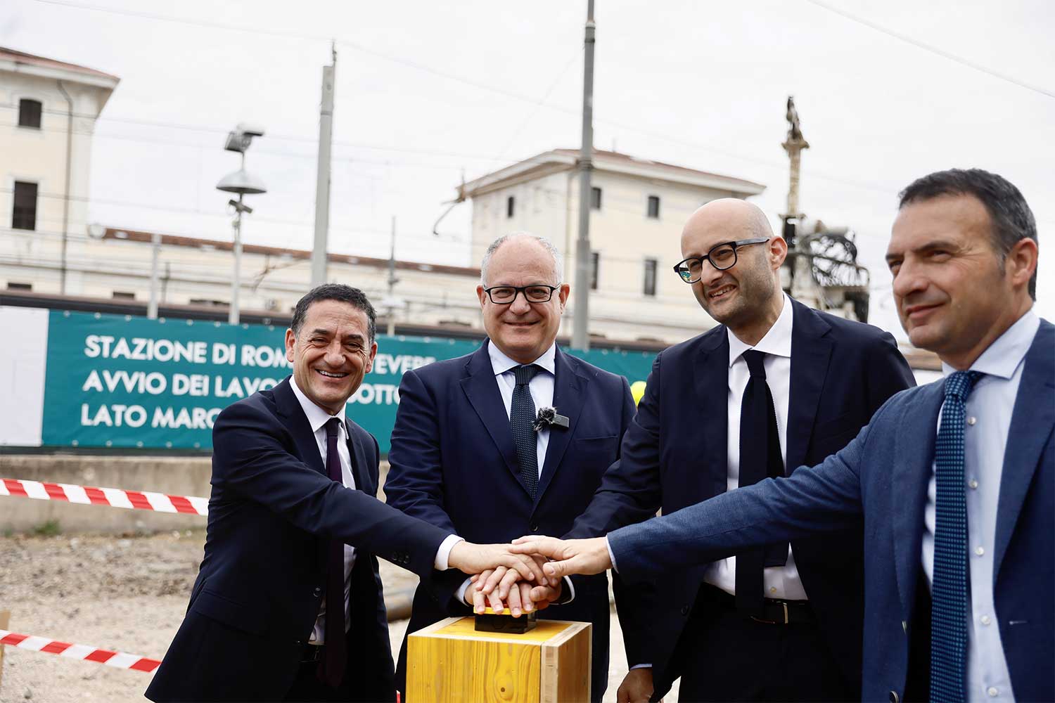 il sindaco di Roma Capitale e Commissario di Governo per il Giubileo, Roberto Gualtieri, l’Assessore Mobilità, Trasporti, Tutela del Territorio, Ciclo dei rifiuti, Demanio e Patrimonio, Fabrizio Ghera, l’Amministratore Delegato e Direttore Generale di Rete Ferroviaria Italiana, Gianpiero Strisciuglio e l’Amministratore Delegato e Direttore Generale di FS Sistemi Urbani, Umberto Lebruto.